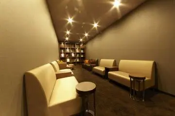 Beautiful library room to relax in and read (Photo: <a href="http://www.mystays.com/e/location/haneda/" target="_blank" rel="noreferrer noopener nofollow">HOTEL MYSTAYS Haneda</a>)