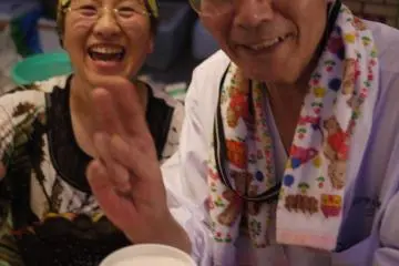 Friendly Beer Sellers (Photo: <a href="http://www.gethiroshima.com" target="_blank" rel="noreferrer noopener nofollow">GetHiroshima</a>)