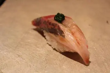 Aji (horse mackerel) - one of the most popular types of fish in Japan (Photo: <a href="https://en.japantravel.com/tokyo/lunch-at-sushi-iwa-in-ginza-tokyo/17412" target="_blank" rel="noreferrer noopener nofollow">Jessica A Paje</a>)