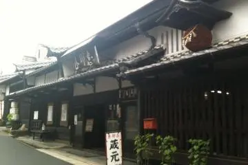 The 390-year old Hazama Sake Brewing company at the entrance to Nakatsugawa-juku. (Photo: Justin W. Dart)