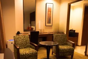 You can request champagne and cake with room service. (Photo: Yoshiko Okamoto)