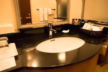 Amenities include shampoo, conditioner, body soap, face and hand soap, cleansing oil, gel lotion, milky gel, a toothbrush, toothpaste, a razor, bar soap, bath salts, a scrubbing towel, shower cap, sanitary bag, hair tie, hair brush and cotton swabs (Q-tips). (Photo: Yoshiko Okamoto)