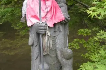Jizo bodhisattva with children (Photo: Matthew J. Eynon)