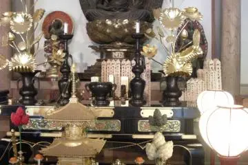 Amida Buddha with glass eyes (Photo: Matthew J. Eynon)
