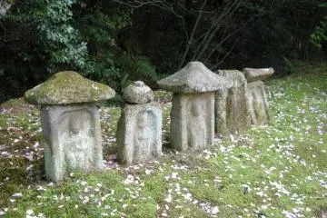 Jizo bodhisattva statues (Photo: Matthew J. Eynon)