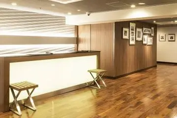 The lobby in HOTEL MYSTAYS Shinsaibashi is spacious and chic.
 (Photo: <a href="https://www.mystays.com/hotel-mystays-shinsaibashi-osaka/" target="_blank" rel="noreferrer noopener nofollow">Hotel MyStays Shinsaibashi</a>)