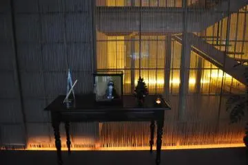 From the main lobby to the staircase (Photo: Cliff Bernstein)