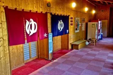 Almost all onsens have separate changing rooms and baths for men (blue curtain) and women (red curtain). (Photo: <a href="https://en.japantravel.com/akita/nyuto-onsen/13439" target="_blank" rel="noreferrer noopener nofollow">Steve Morton</a>)