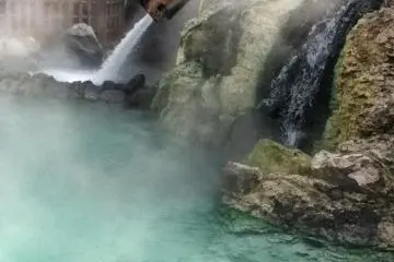 Kusatsu Onsen, with its iconic Yubatake, is one of the most famous hot springs in Japan (Photo: <a href="https://en.japantravel.com/gunma/kusatsu-onsen" target="_blank" rel="noreferrer noopener nofollow">Jay Lim</a>)