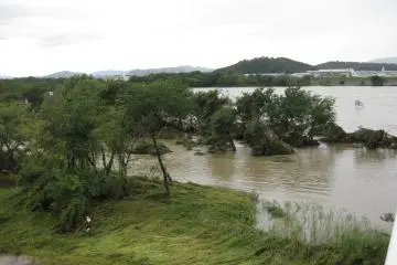 Photo:  Rising Kiso River after typhoon Roke (2011) has passed. – <a href="https://commons.wikimedia.org/wiki/File:Typhoon_Roke_(2011)_rising_Kiso_River_IV.jpg" target="_blank" rel="noreferrer noopener nofollow">noasa kumori </a> / <a href="https://creativecommons.org/licenses/by/2.0/" target="_blank" rel="noreferrer noopener nofollow">CC BY 2.0</a>