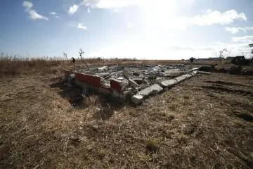 Only housing foundations remained after the Tohoku Earthquake and tsunami, showing how Japan lives side by side with natural disasters (Photo: <a href="https://en.japantravel.com/miyagi/takasago-and-yuriage-memories/18865" target="_blank" rel="noreferrer noopener nofollow">Andrew Woo</a> / JT)