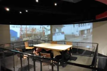 Hiding under a desk is the correct thing to do during an earthquake (Photo: <a href="https://en.japantravel.com/tokyo/ikebukuro-s-life-safety-learning-center/13923" target="_blank" rel="noreferrer noopener nofollow">Noro Randria</a> / JT)