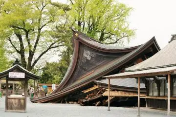 Earthquake damage to a temple in Japan (Photo: Suttisak Soralump / Shutterstock.com)