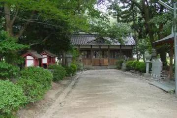 Path leading to Main Hall of Shiratori Shrine (Photo: Matthew J. Eynon)