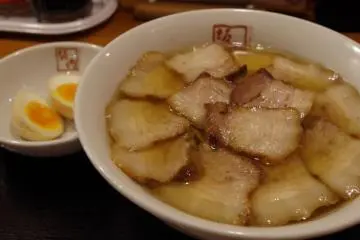 Kitakata ramen (famous for its chaashuu) taken to an extreme! (Photo: <a href="http://en.japantravel.com/view/kyoto-ramen-koji" target="_blank" rel="noreferrer noopener nofollow">Hoyee Tse</a>)