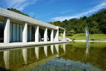 Water, sunshine and sky - Benesse House makes the most of these three elements (Photo: <a href="https://www.flickr.com/photos/harkchentw/5067977995/" target="_blank" rel="noreferrer noopener nofollow">Nomad Cavalier</a> / <a href="https://creativecommons.org/licenses/by-nc/2.0/" target="_blank" rel="noreferrer noopener nofollow">CC BY-NC 2.0</a>)