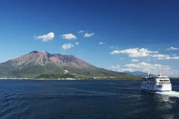 Sakurajima Ferry (Photo: <a href="http://www.flickr.com/photos/muneaki/5075535344/" target="_blank" rel="noreferrer noopener nofollow">Soumei Baba</a>)
