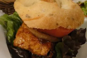 tempeh burger - vegan (Photo: <a href="https://gethiroshima.com/" target="_blank" rel="noreferrer noopener nofollow">GetHiroshima</a>)