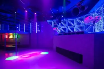 Dance floor and DJ Booth (Photo: <a href="https://ra.co/clubs/106324" target="_blank" rel="noreferrer noopener nofollow">ARC Tokyo</a>)