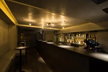 Bar and standing area (Photo: <a href="https://ra.co/clubs/106324" target="_blank" rel="noreferrer noopener nofollow">ARC Tokyo</a>)