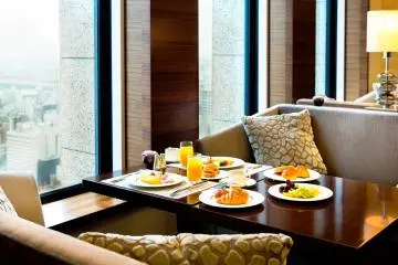 Relax with their signature strawberry tea and sweets (Photo: Hotel Inter-Continental Osaka / JT)