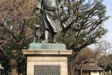 รูปปั้น ไซโง ตะกะโมริกับสุนัขของเขา &nbsp; (Photo: <a href="https://commons.wikimedia.org/wiki/File:Statue_of_Saigo_Takamori,_Ueno_Park,_Tokyo.jpg" target="_blank" rel="noreferrer noopener nofollow">Daderot</a> / Public Domain)