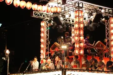 Yagura,&nbsp;the bandstand for the musicians and singers of the Obon music. (Photo: Endarastya Sarah)