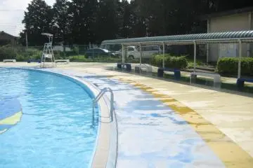 Shaded benches flanking tots pool (Photo: S. C. Kurokawa)