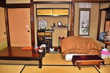 Guests sleep in the Japanese-style: on comfortable futon bedding, which is laid out on the tatami matting. (Photo: Janet Heineck)
