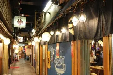 Line of izakayas at&nbsp; Yurakucho Sanchoku Inshokugai (Photo: <a href="http://en.japantravel.com/photos/hidden-izakaya-street" target="_blank" rel="noreferrer noopener nofollow">Yannick Vairon</a>)