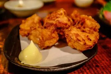 Chicken karaage - everyones favourite. (Photo: <a href="http://en.japantravel.com/photos/marukyu-shoten" target="_blank" rel="noreferrer noopener nofollow">Chris Barnes</a>)