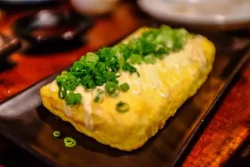 Tamagoyaki with cheese and baby prawns&nbsp; (Photo: <a href="http://en.japantravel.com/photos/marukyu-shoten" target="_blank" rel="noreferrer noopener nofollow">Chris Barnes</a>)