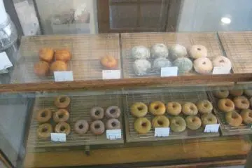 Doughnut selection at the counter (Photo: S. C. Kurokawa)