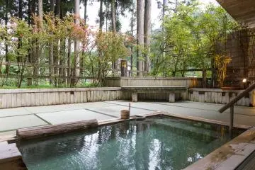 The White Ring Tour & Hotel Roan