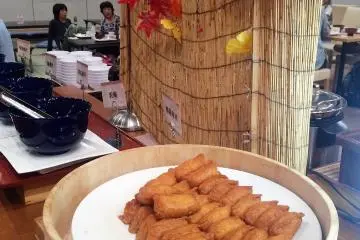 A fall display behind the inarizushi (fried tofu skin stuffed with vinegar rice) (Photo: Sarah Elisabeth Chaney)