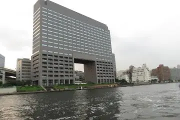 There are many Japanese firms located along the banks of Sumida river. This one has a unique architectural design. (Photo: Ayn Gonzales)