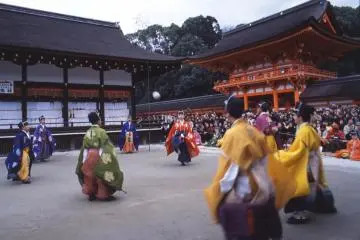 Kemari hajime, an elegant nobleman’s game, is played during the New Year festivities (Photo: <a href="http://www.kyoto.travel/" target="_blank" rel="noreferrer noopener nofollow">Kyoto City Tourism</a>)