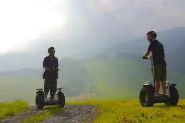 Riding Segways at Kiroro Resort (Photo: <a href="http://www.kiroro.co.jp/media/gallery/thmb-21.jpg" target="_blank" rel="noreferrer noopener nofollow">Kiroro Resort</a>)