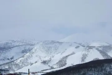 A winter wonderland awaits at Niesko (Photo: <a href="http://commons.wikimedia.org/wiki/File%3ANiseko-grand-hirafu-zenkei.jpg" target="_blank" rel="noreferrer noopener nofollow">Wikimedia</a>)