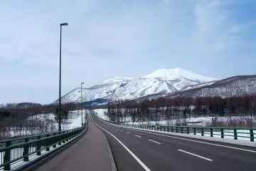 A view of the snowy peaks near Niseko (Photo: <a href="http://ja.wikipedia.org/wiki/%E3%83%95%E3%82%A1%E3%82%A4%E3%83%AB:St-moritz-bridge-and-mt-annupuri-and-niseko-grand-hirafu-ski-resort.jpg" target="_blank" rel="noreferrer noopener nofollow">Wikipedia</a>)