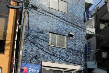 這個可愛的藍色建築物就是「真人密室逃脫遊戲」的場所！ (Photo: <a href="http://realescapegame.jp/" target="_blank" rel="noreferrer noopener nofollow">SCRAP Corporation</a>)