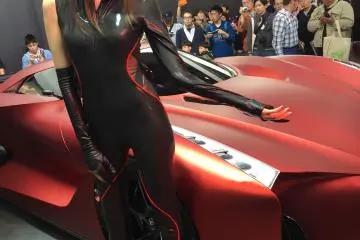 Nissan concept 2020 и симпатичная модель (Photo: Olga Kaneda)