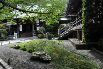 Front temple courtyard (Photo: Cliff Bernstein)