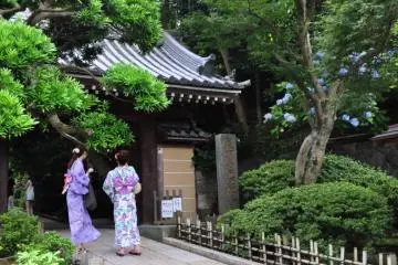 Street entrance to Hokokuji (Photo: Cliff Bernstein)