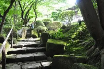 Ancient stairs leading up to the temple courtyard (Photo: Cliff Bernstein)