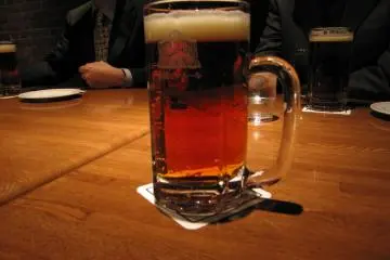 A glass of beer in the Hakodate Beer Hall (Photo: <a href="https://www.flickr.com/photos/singingbeagle/4047098622/in/photolist-5zRWG-7VQ3jc-5zRW2-7aCrqs-72y9Qd-5zRWq-6F5K9N-6F5KmS-bmzVh-7ayBBx-3QuiK/" target="_blank" rel="noreferrer noopener nofollow">singingbeagle</a> / <a href="https://creativecommons.org/licenses/by-sa/2.0/" target="_blank" rel="noreferrer noopener nofollow">CC BY-SA 2.0</a>)