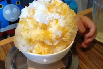 Summer special - shaved ice is a summer dessert option for the lunch combo. (Photo: M. Kurokawa)