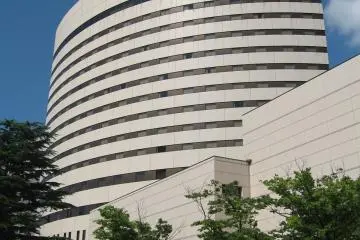 The exterior of the ANA Crowne Plaza in Niigat
 (Photo: <a href="https://commons.wikimedia.org/wiki/File:ANA_CROWNE_PLAZA_Niigata.jpg" target="_blank" rel="noreferrer noopener nofollow">DAI-nk</a>)