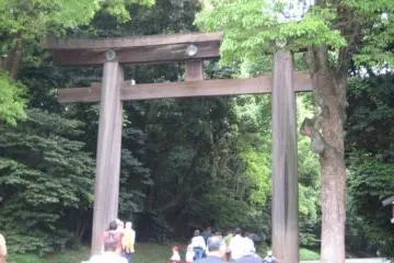 Huge torii&nbsp;(gate) at the entrance to the shrine grounds (Photo: Michael Kaplan May 2006)