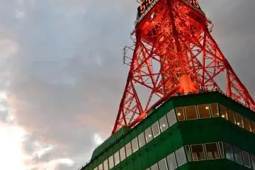 The tower up close, with the observation deck in view near the top. (Photo: <a href="http://www.flickr.com/people/juandesant/" target="_blank" rel="noreferrer noopener nofollow">Juan de Dios Santander Vela</a> / <a href="https://creativecommons.org/licenses/by-sa/2.0/" target="_blank" rel="noreferrer noopener nofollow">CC BY-SA 2.0</a>)